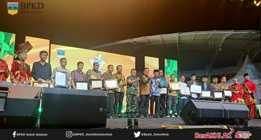 Pemerintah Kabupaten Solok Selatan memberikan Penghargaan Kepada Perusahaan taat pajak, Penyumbang PAD Terbesar, Kontribusi Penyerahan Tanah Kawasan RTH Muaralabuh dan Kontribusi Penerbitan Sertifikat Tanah 2022